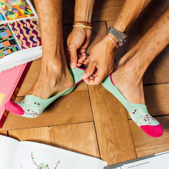 Kurze Socken aus Bio-Baumwolle - Hidden Flamingo Lawn 