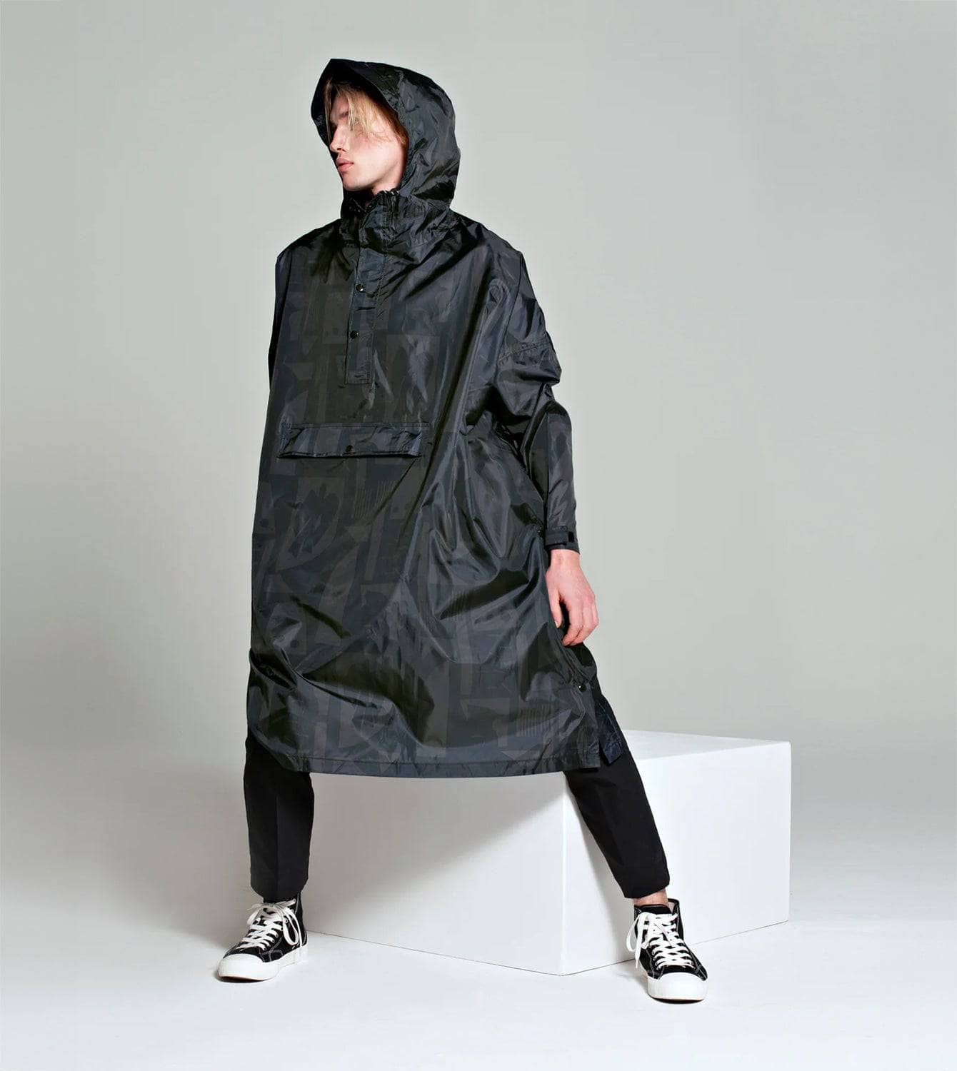 Regenponcho aus recyceltem Polyester