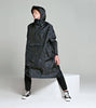 Regenponcho aus recyceltem Polyester Back to Black Art Camo