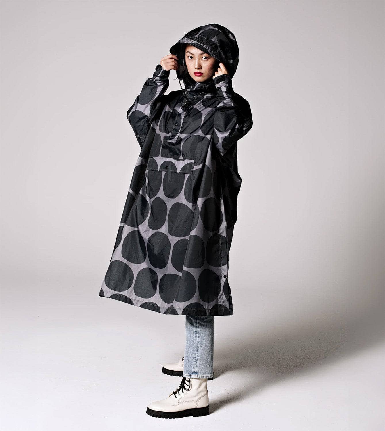 Regenponcho aus recyceltem Polyester