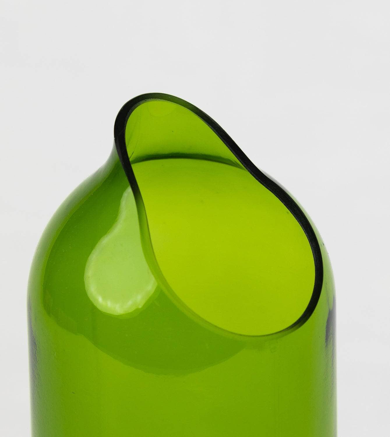 Wasserkaraffe aus Weinflaschen-Upcycling