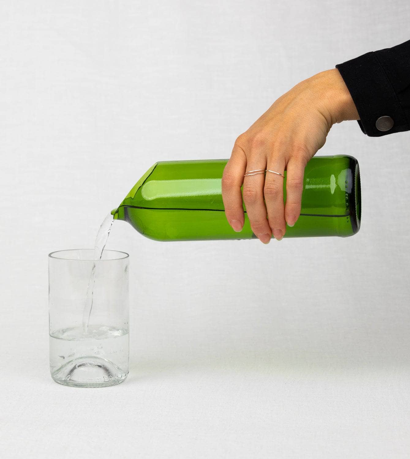 Wasserkaraffe aus Weinflaschen-Upcycling
