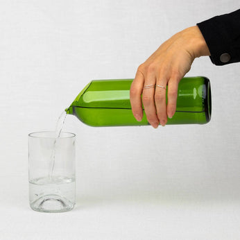 Wasserkaraffe aus Weinflaschen-Upcycling 