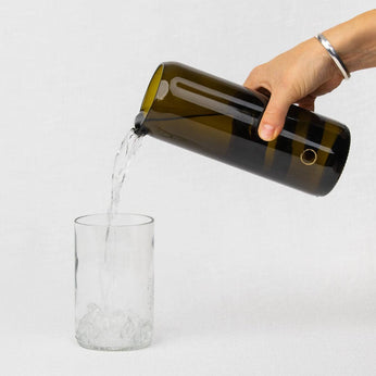 Wasserkaraffe aus Weinflaschen-Upcycling 